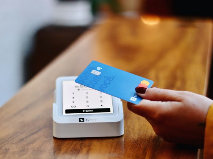 carte tendue sur un terminal de paiement par un donateur
