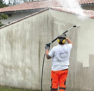 Nettoyage de maison au karcher par un homme