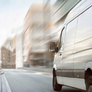 Camion de livraison qui roule