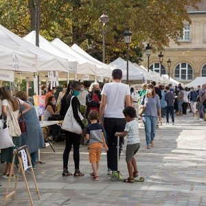 couple avec enfants faisant un tour sur le marché