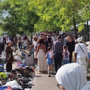 vide grenier avec plusieurs stand et sur nappe au sol