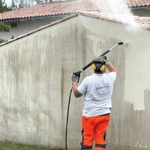 Nettoyage de maison au karcher par un homme